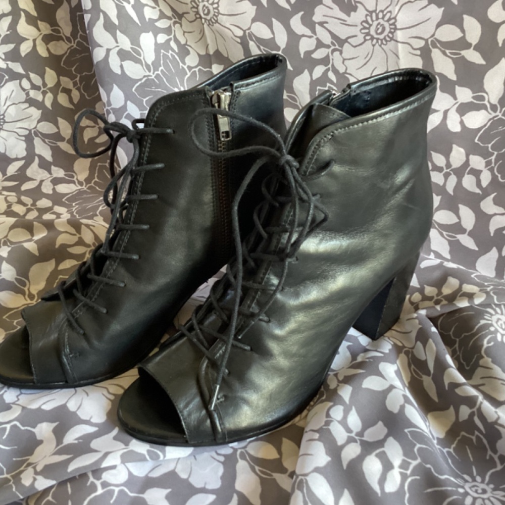 Steve Madden Black Peep Toe Mid Heel - Picture 5 of 7